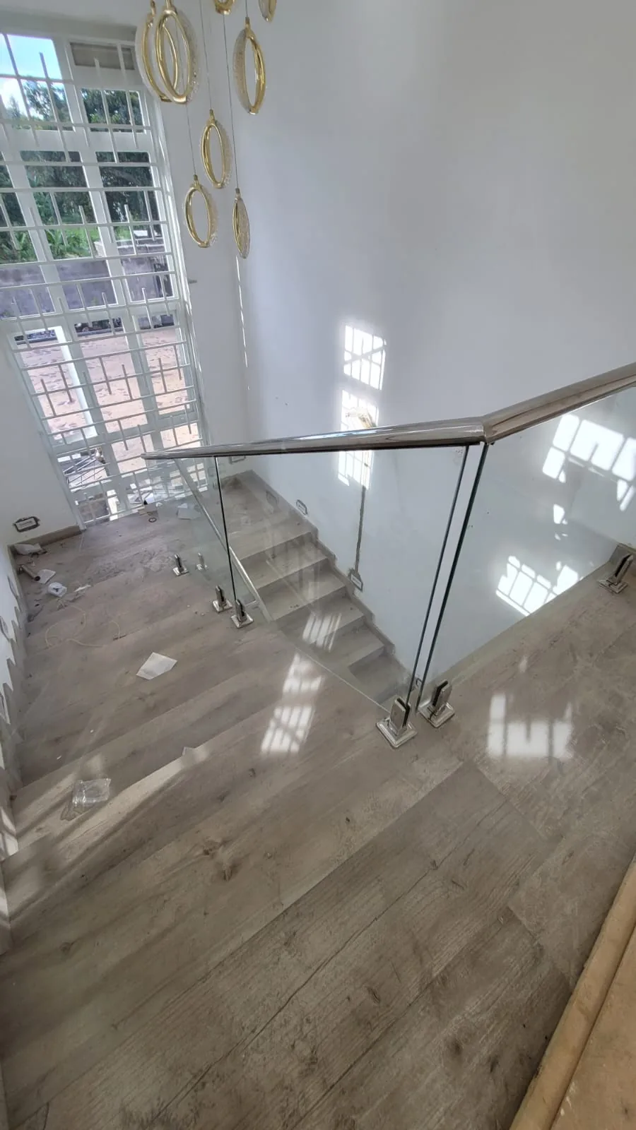 Glass stair balustrade and landing railing in a residential stairwell