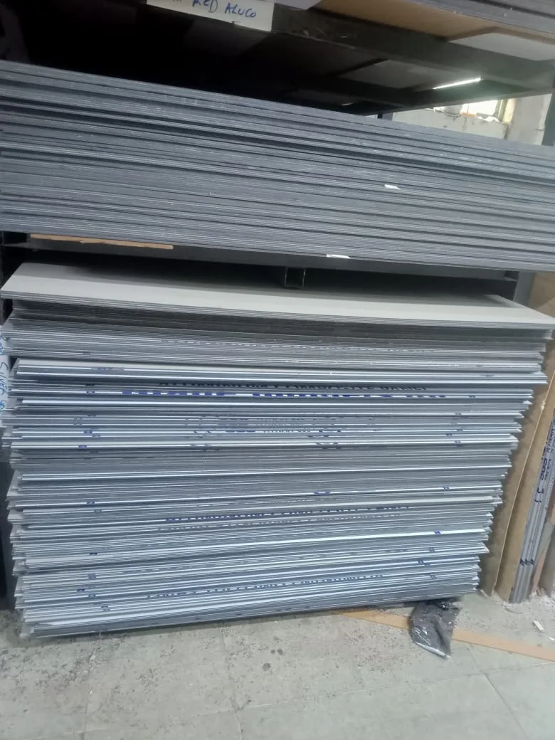 Pivot hinge